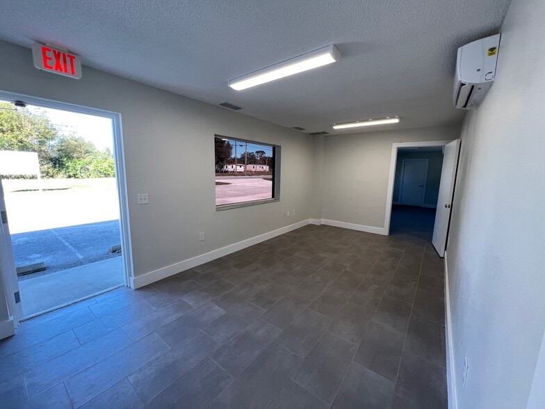 More Photos Of 2907 Brooks St, Lakeland Industrial For Lease