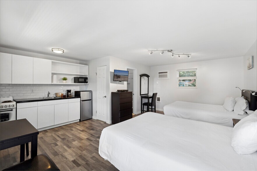 More Photos Of 72 Foster Ave, Hampton Bays Hotel For Sale