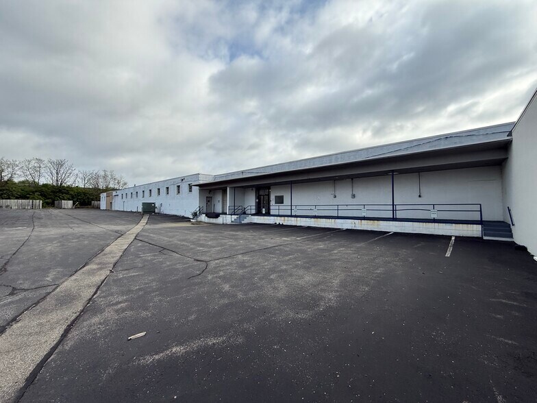 More Photos Of 750 Trumbull Dr, Pittsburgh Warehouse For Lease