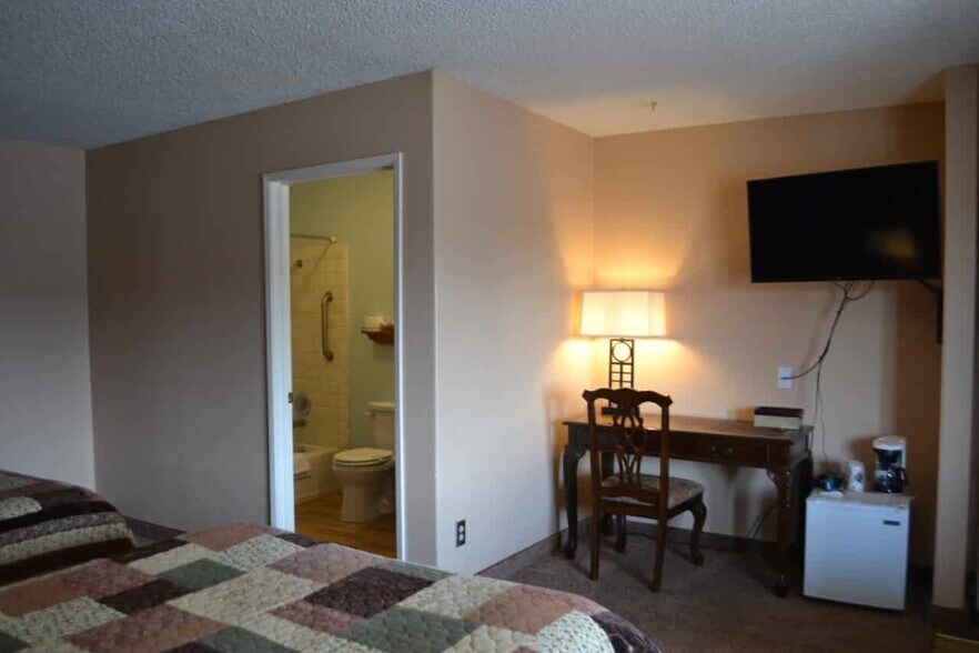 More Photos Of 308 W 12th St, Alturas Hotel For Sale