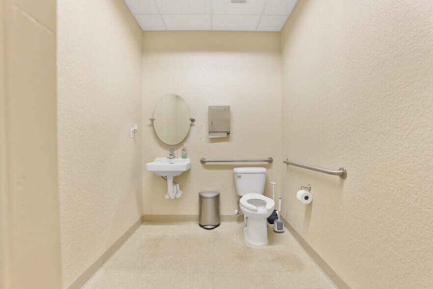 More Photos Of 844 N Stone St, Deland Medical For Sale