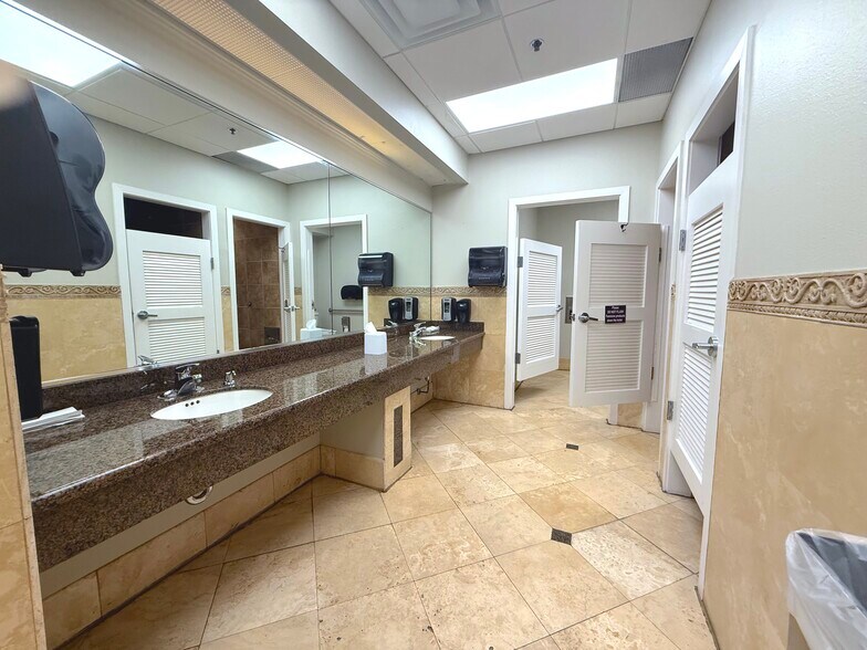 More Photos Of 1743 Park Center Dr, Orlando Medical For Lease