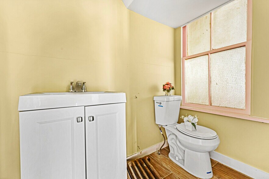 More Photos Of 68 Brook St, Croton On Hudson Showroom For Sale