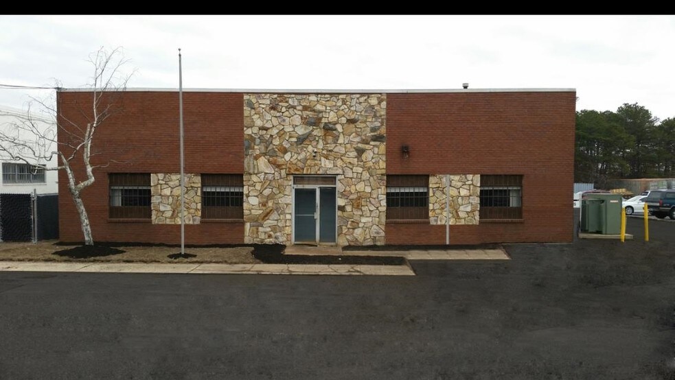 More Photos Of 1605 Sycamore Ave, Bohemia Warehouse For Lease
