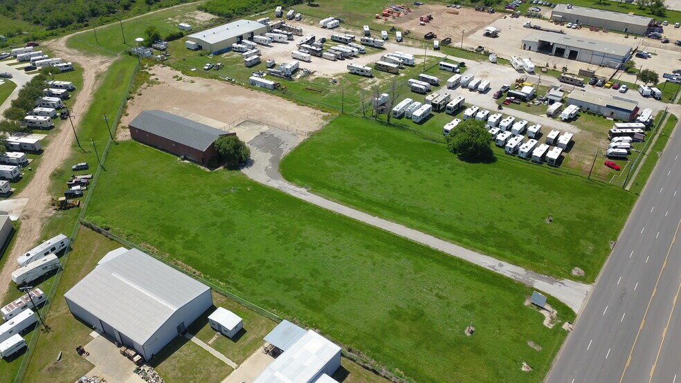 More Photos Of 13004 N Navarro St, Victoria Distribution For Sale