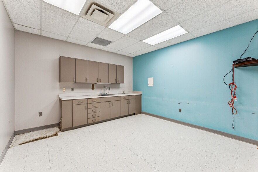 More Photos Of 1090 9th Ave SW, Bessemer Medical For Sale