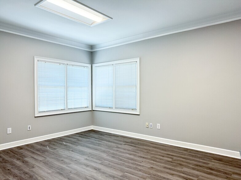 More Photos Of 1701-1704 Macy Dr, Roswell Office For Lease