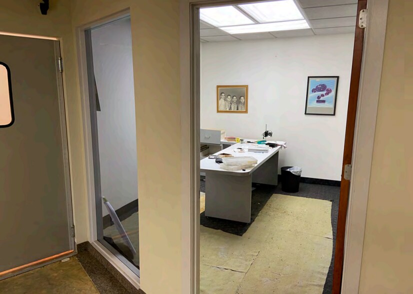 More Photos Of 2266 Orchard Lake Rd, Sylvan Lake Freestanding For Sale