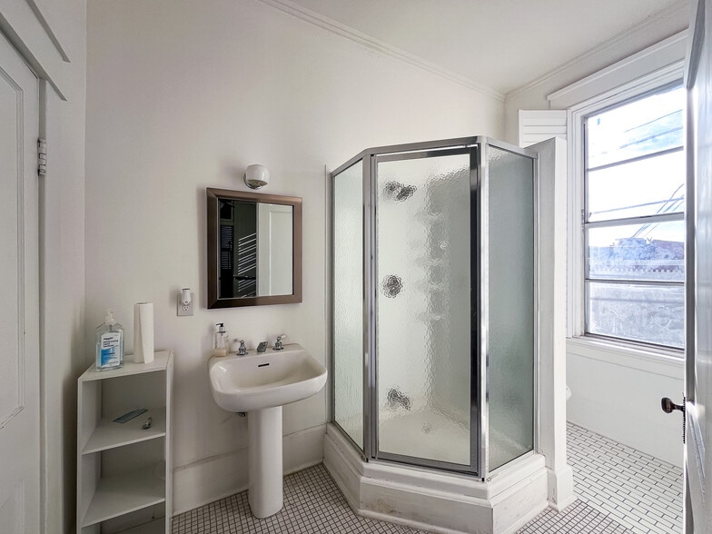 More Photos Of 212-216 E Alamo St, Brenham Storefront Retail Office For Lease