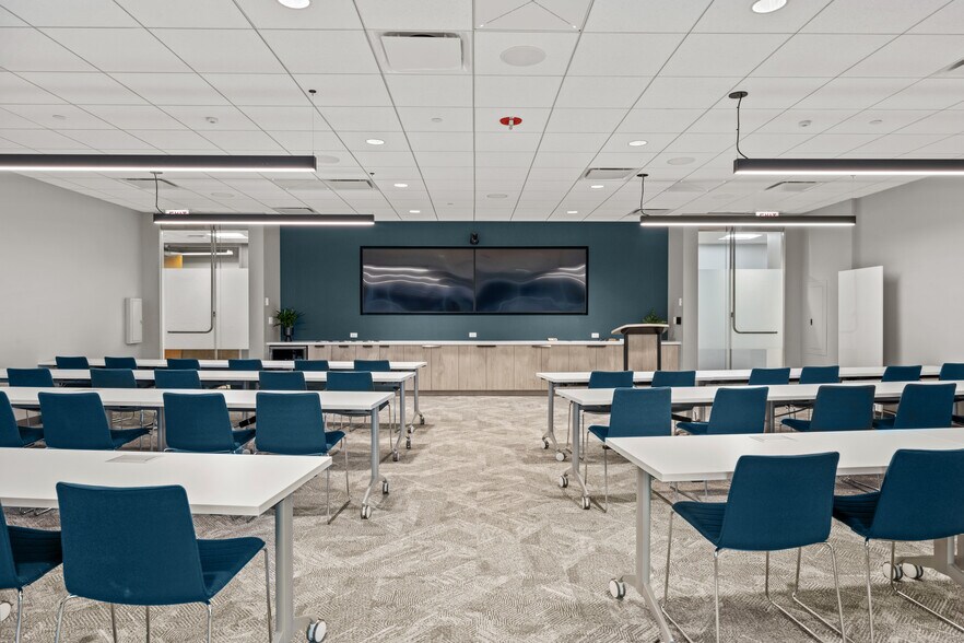 More Photos Of 9550 W Higgins Rd, Rosemont Office For Lease