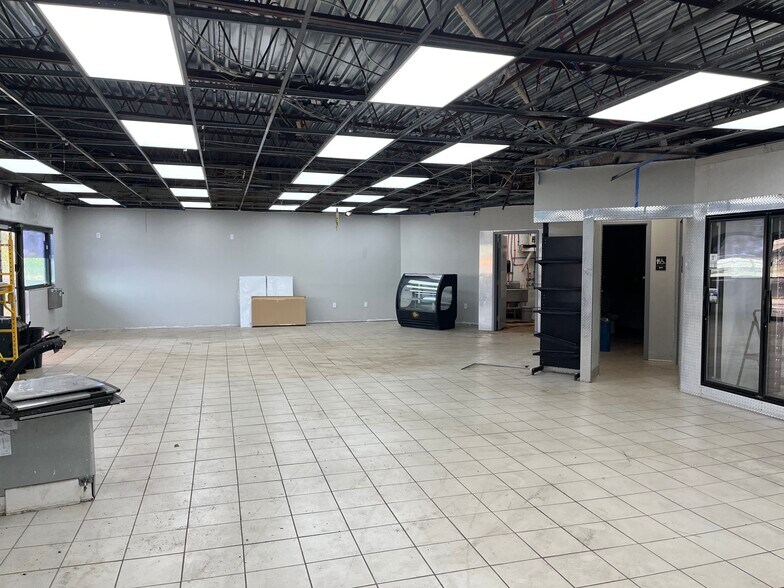 More Photos Of 2790 N Tamiami Trl, North Fort Myers Convenience Store For Sale