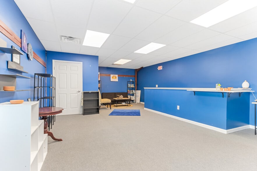 More Photos Of 414 W Fernwood Dr, Simpsonville General Retail For Sale