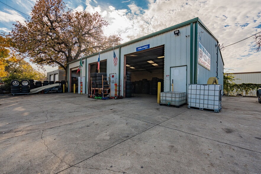More Photos Of 2662 Lombardy Ln, Dallas Warehouse For Sale