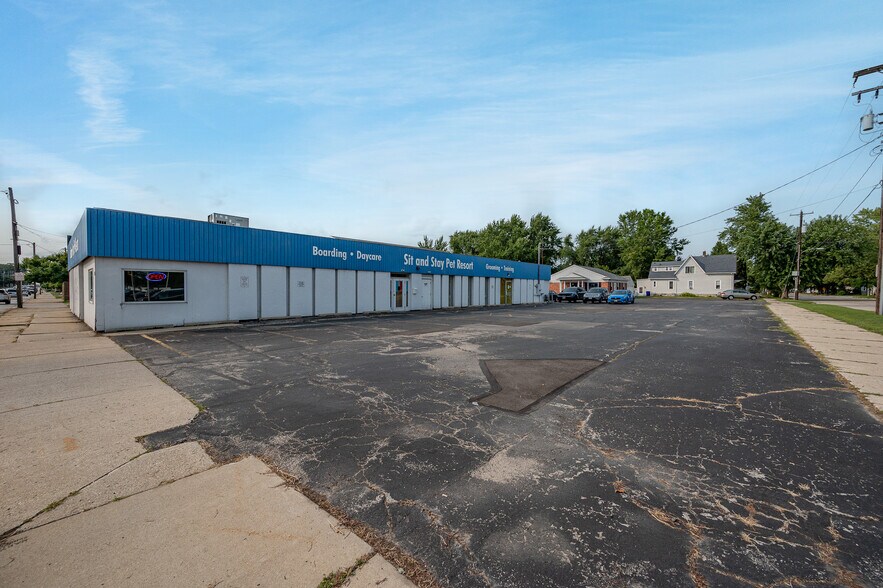 More Photos Of 1279 E Mason St, Green Bay Storefront For Sale