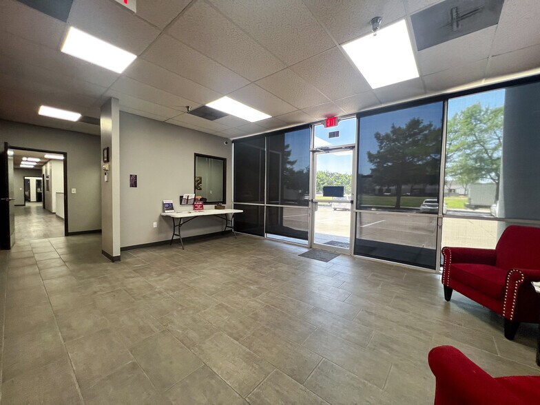 More Photos Of 8600 N Royal Ln, Irving Distribution For Lease
