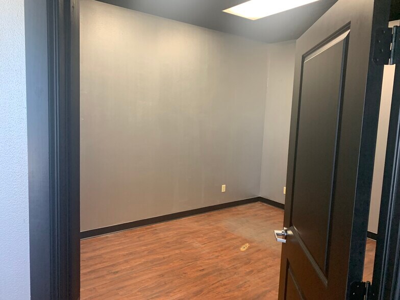 More Photos Of 2703-2717 S I 35 Service Rd, Oklahoma City Showroom For Lease