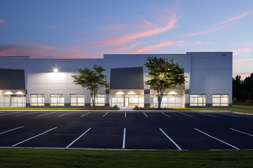 More Photos Of 3640 Royal South Pky, Atlanta Warehouse For Lease