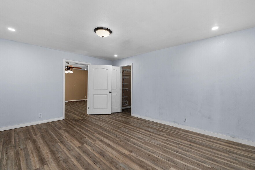 More Photos Of 605 E Broadway St, Jefferson General Retail For Sale