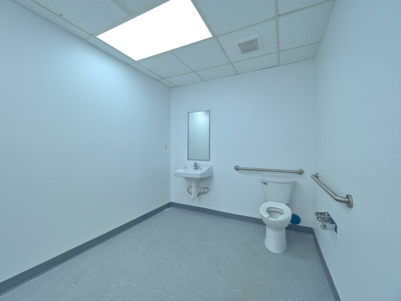 More Photos Of 18 S Main St, Brooksville Office For Lease