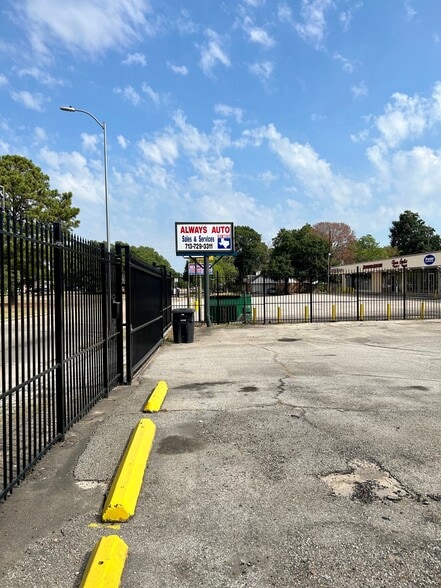 More Photos Of 12405 Hillcroft St, Houston Auto Dealership For Sale