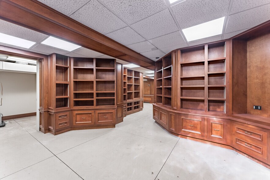 More Photos Of 324 N College Ave, Fayetteville Office For Sale