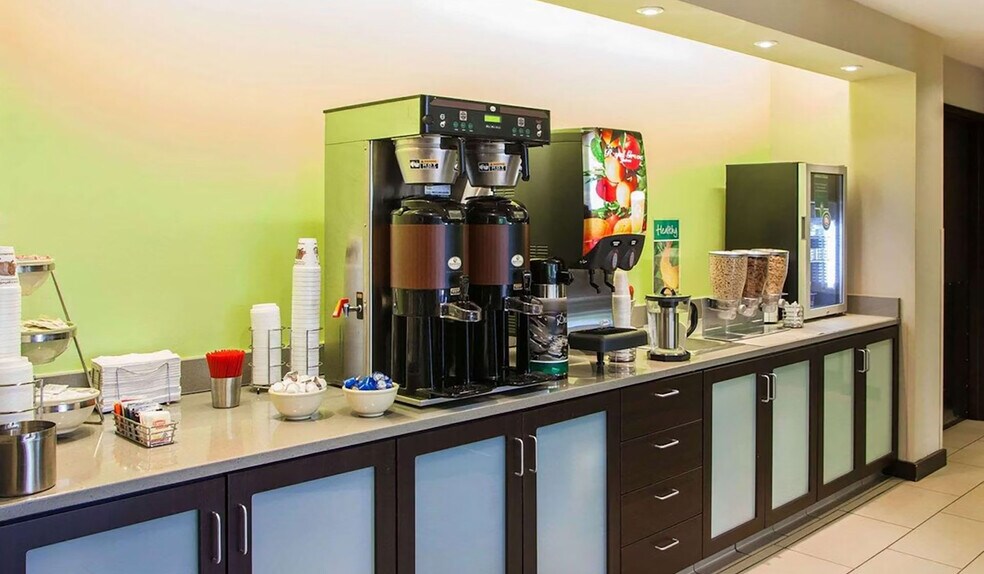 More Photos Of 4112 N Brandywine Dr, Peoria Hotel For Sale