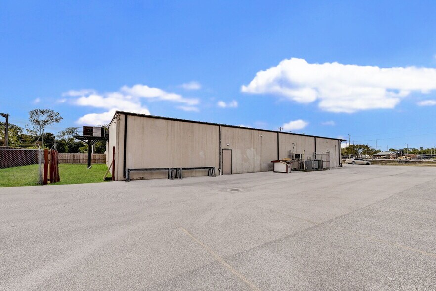 More Photos Of 7510 Lawndale St, Houston Warehouse For Sale