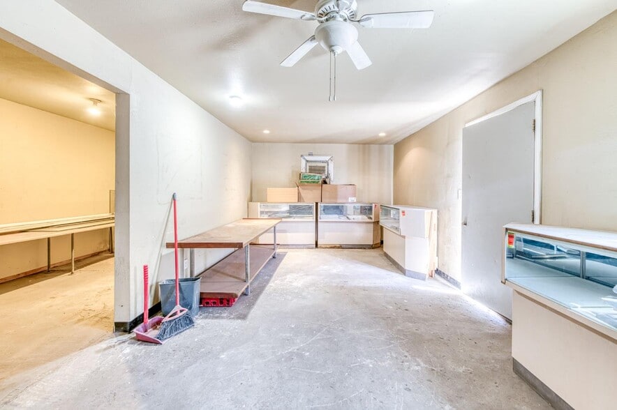 More Photos Of 2403-2405 E Clinton Ave, Fresno General Retail For Sale