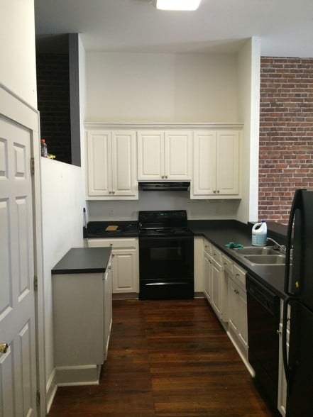 More Photos Of 128-130 N Ashley St, Valdosta General Retail For Sale