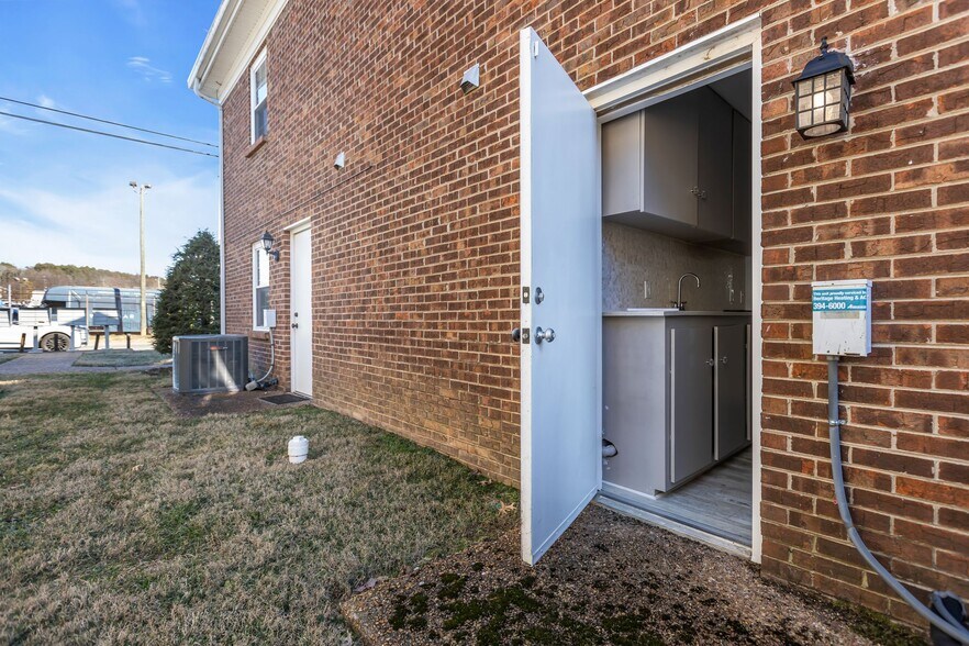 More Photos Of 109 Holiday Ct, Franklin Office For Sale