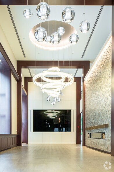 More Photos Of 77 W Wacker Dr, Chicago Office For Lease