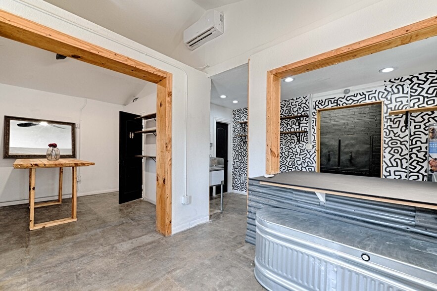 More Photos Of 2737 Carpenter Ave, Dallas General Retail For Lease