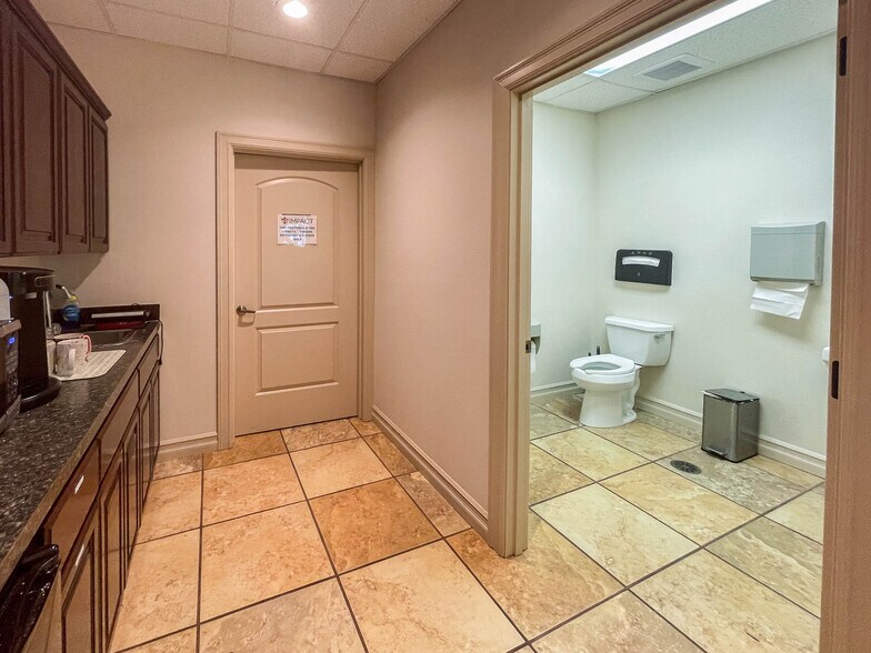More Photos Of 2198 NE Stephens St, Roseburg Medical For Sale