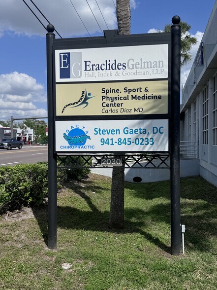 More Photos Of 2030 Bee Ridge Rd, Sarasota Office Residential For Sale