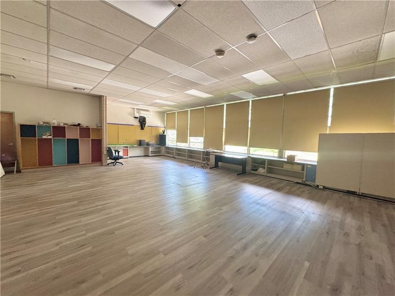 More Photos Of 831 Harrison St, New Castle Flex For Sale