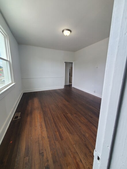 More Photos Of 4926 Marlboro Pike, Capitol Heights General Retail For Lease