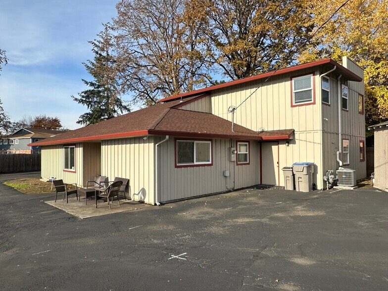 More Photos Of 12555 SW Hall Blvd, Tigard Office For Sale