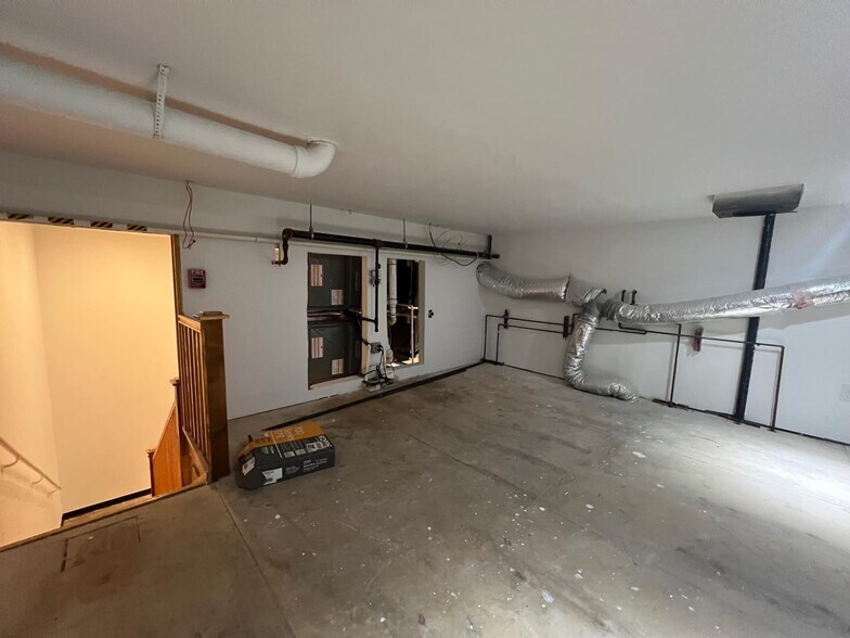 More Photos Of 411 Jericho Tpke, New Hyde Park Storefront Retail Office For Lease