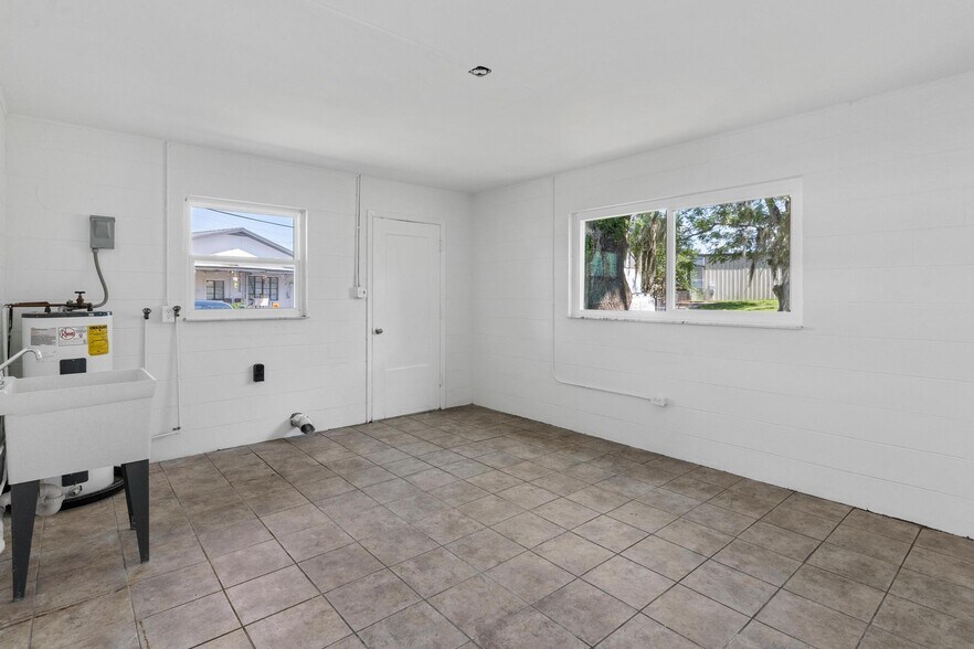 More Photos Of 109 W Lakeview St, Lady Lake Office For Lease