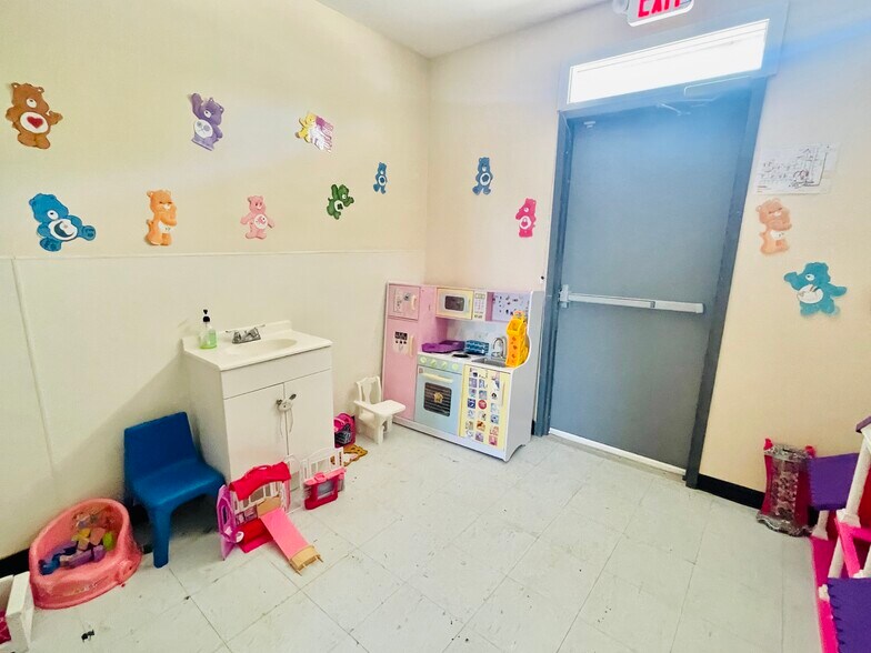 More Photos Of 7338 McHenry St, Houston Storefront Retail Office For Sale