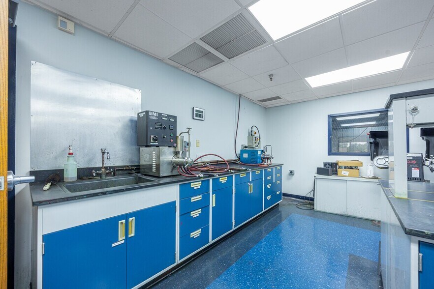 More Photos Of 99 Newbold Rd, Fairless Hills Warehouse For Lease