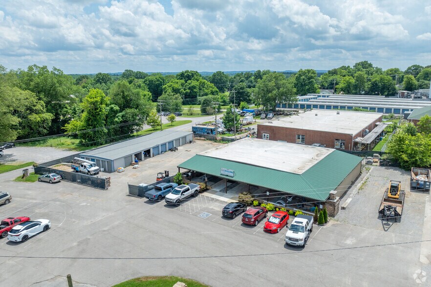 More Photos Of 2526-2530 Duplex Rd, Spring Hill Showroom For Sale