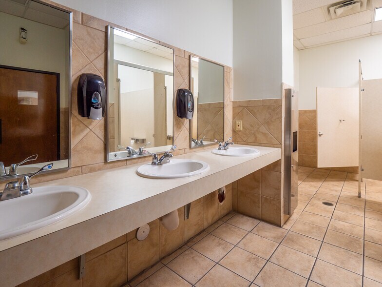 More Photos Of 900 Bugg Ln, San Marcos Storefront For Lease