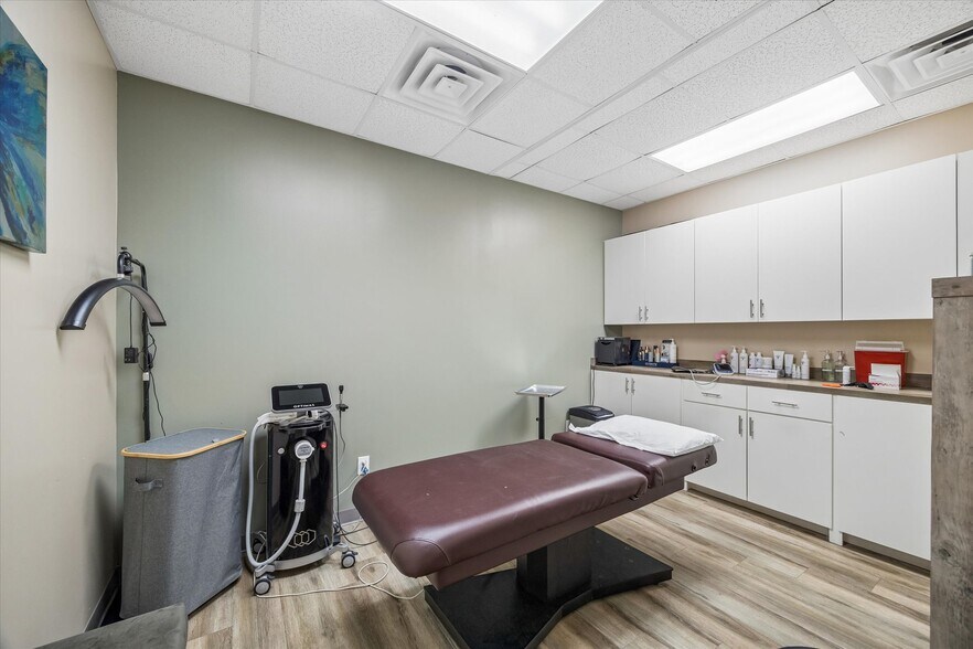 More Photos Of 5119 Fairmont Pky, Pasadena Medical For Lease