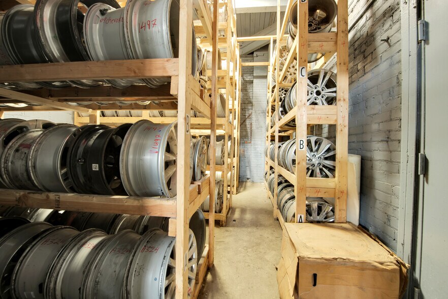 More Photos Of 7075 Lyndon St, Detroit Warehouse For Sale