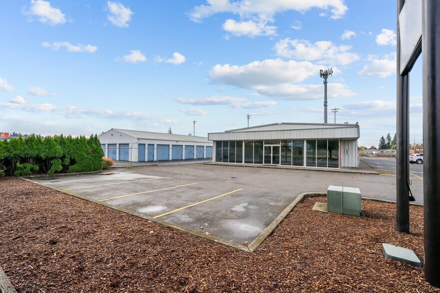 More Photos Of 999 N 1st St, Silverton Freestanding For Sale