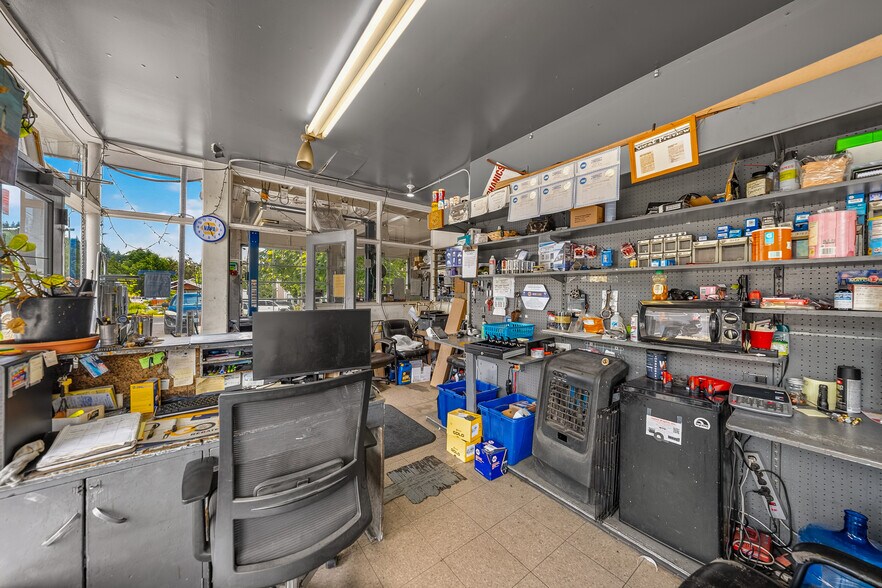 More Photos Of 75 Lithia Way, Ashland Service Station For Sale
