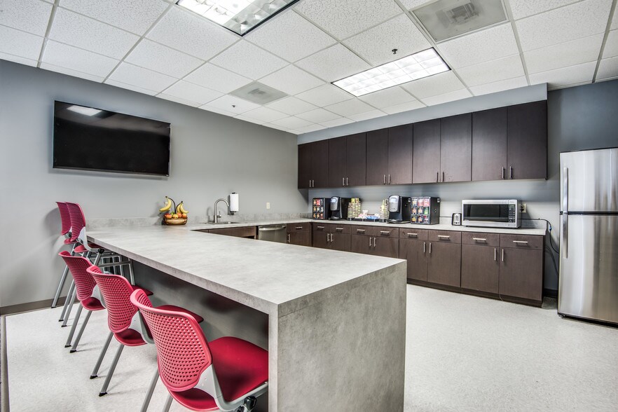 More Photos Of 14850 Quorum Dr, Dallas Office For Lease