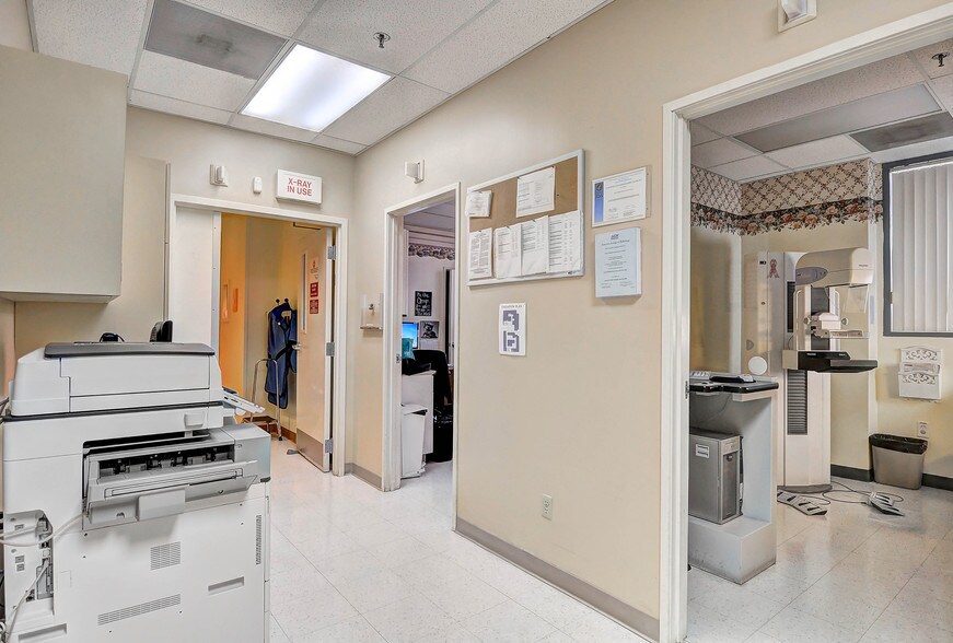 More Photos Of 17909 Soledad Canyon Rd, Santa Clarita Medical For Lease
