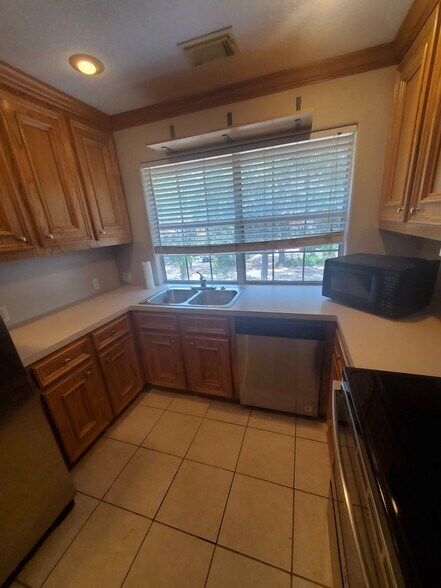 More Photos Of 1700 FM 517 Rd E, Dickinson Loft Creative Space For Lease